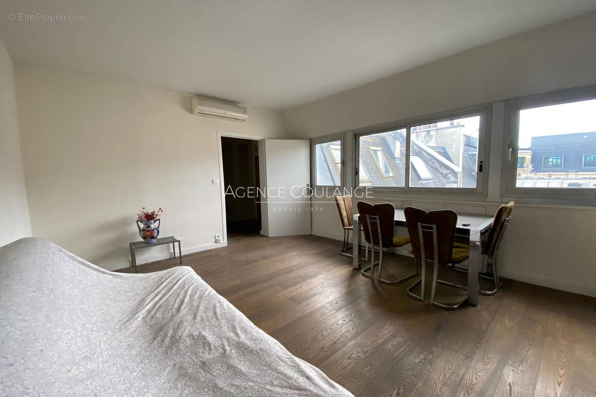 Appartement à PARIS-8E