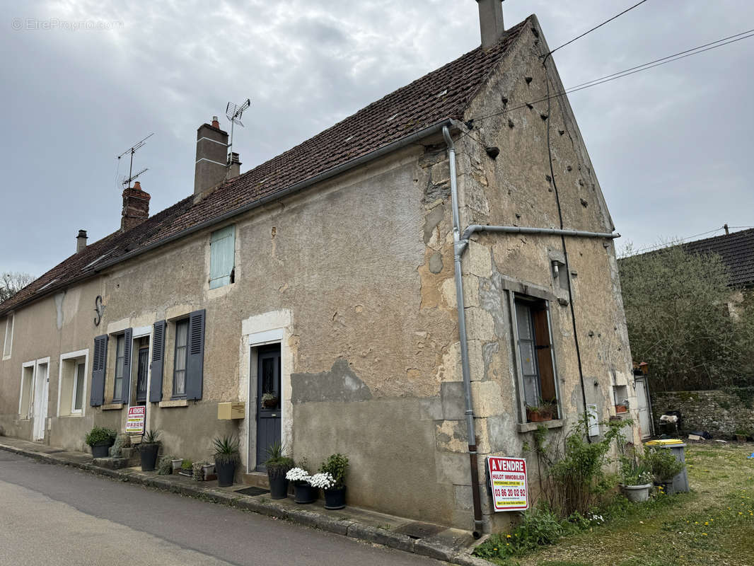 Maison à CHATEL-CENSOIR