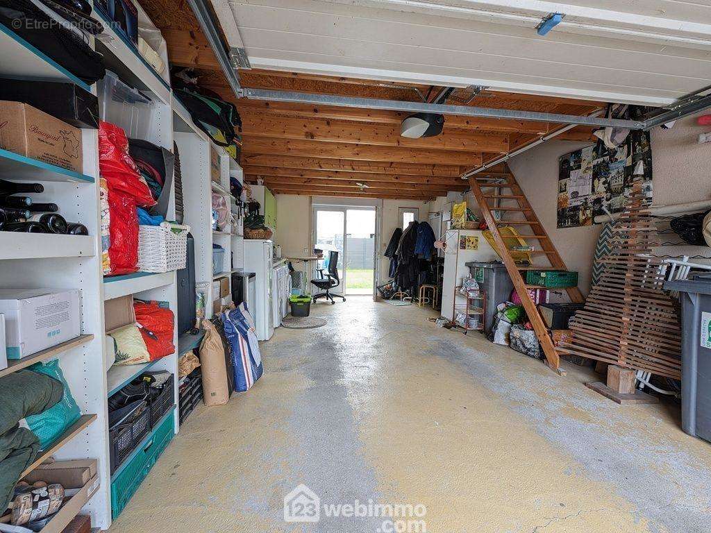 Pour compléter le rdc, garage de 33 m² avec porte automatique - Maison à BRAIN-SUR-L&#039;AUTHION