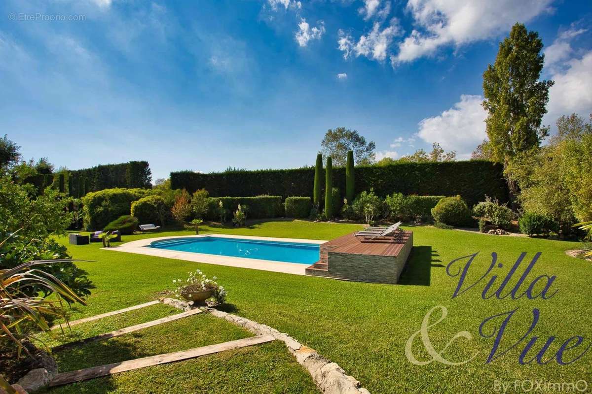 Maison à CHATEAUNEUF-GRASSE