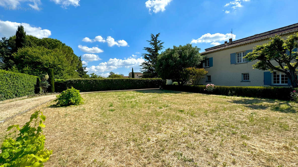 Maison à ENTRAIGUES-SUR-LA-SORGUE