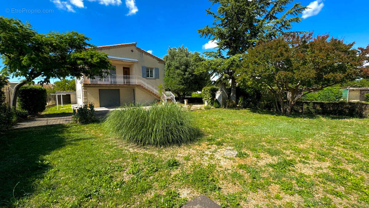 Maison à ENTRAIGUES-SUR-LA-SORGUE