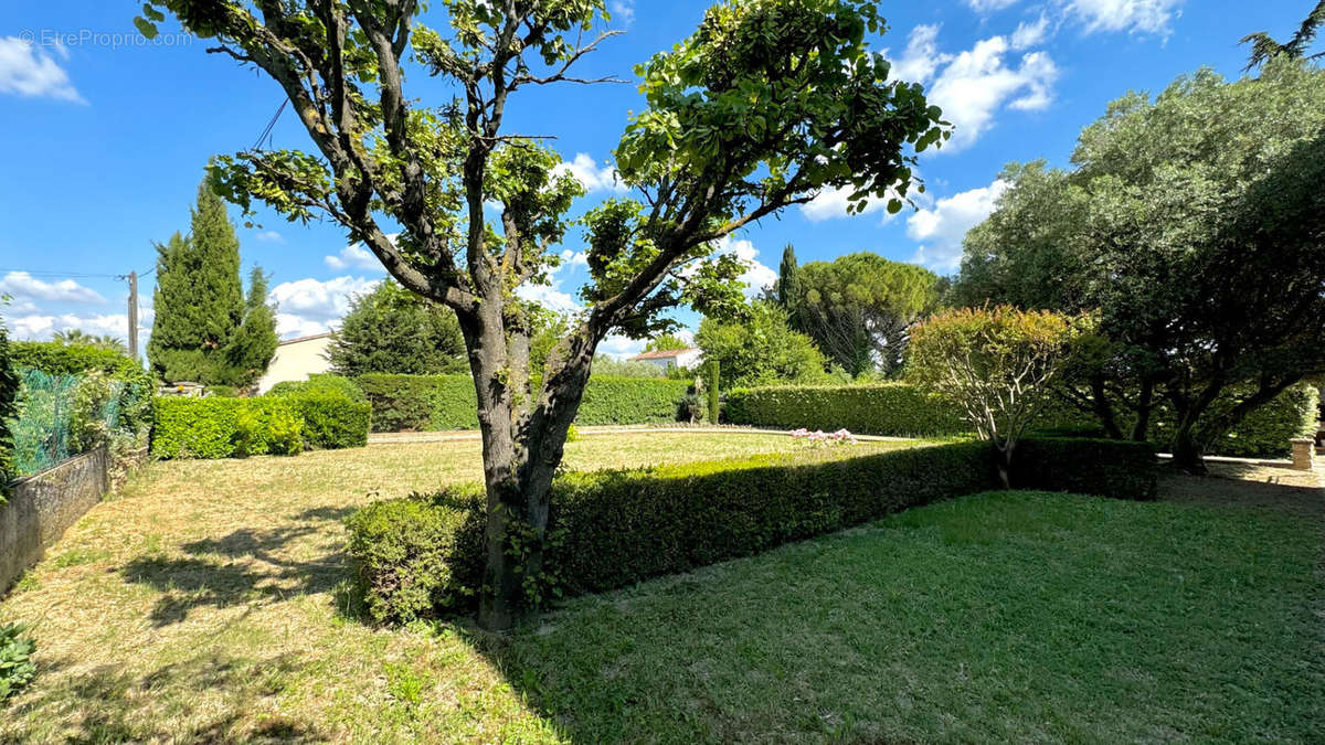 Maison à ENTRAIGUES-SUR-LA-SORGUE