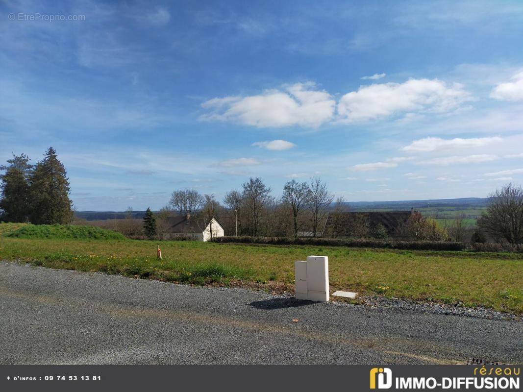 Terrain à CRENNES-SUR-FRAUBEE