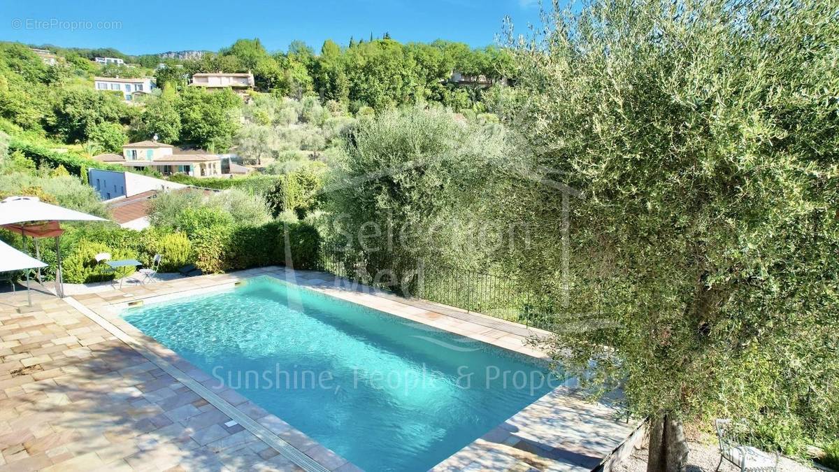 Maison à CHATEAUNEUF-GRASSE