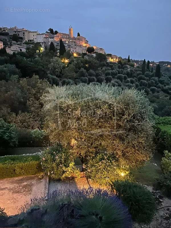 Maison à CHATEAUNEUF-GRASSE