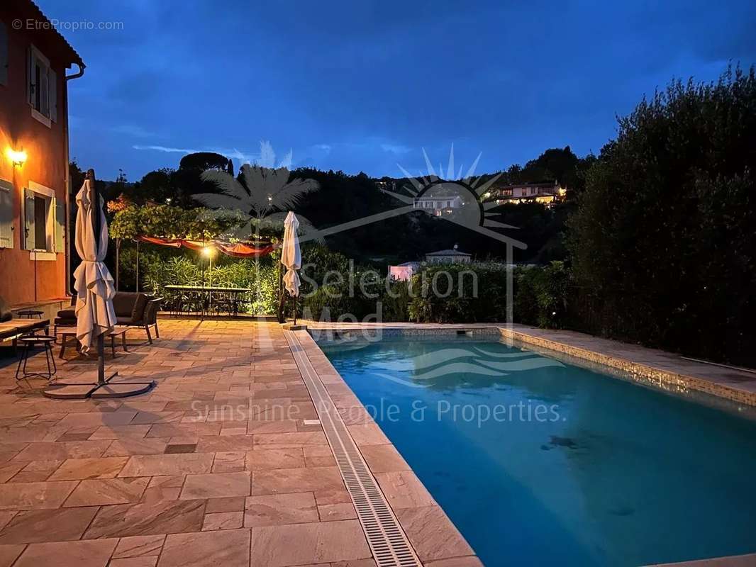 Maison à CHATEAUNEUF-GRASSE