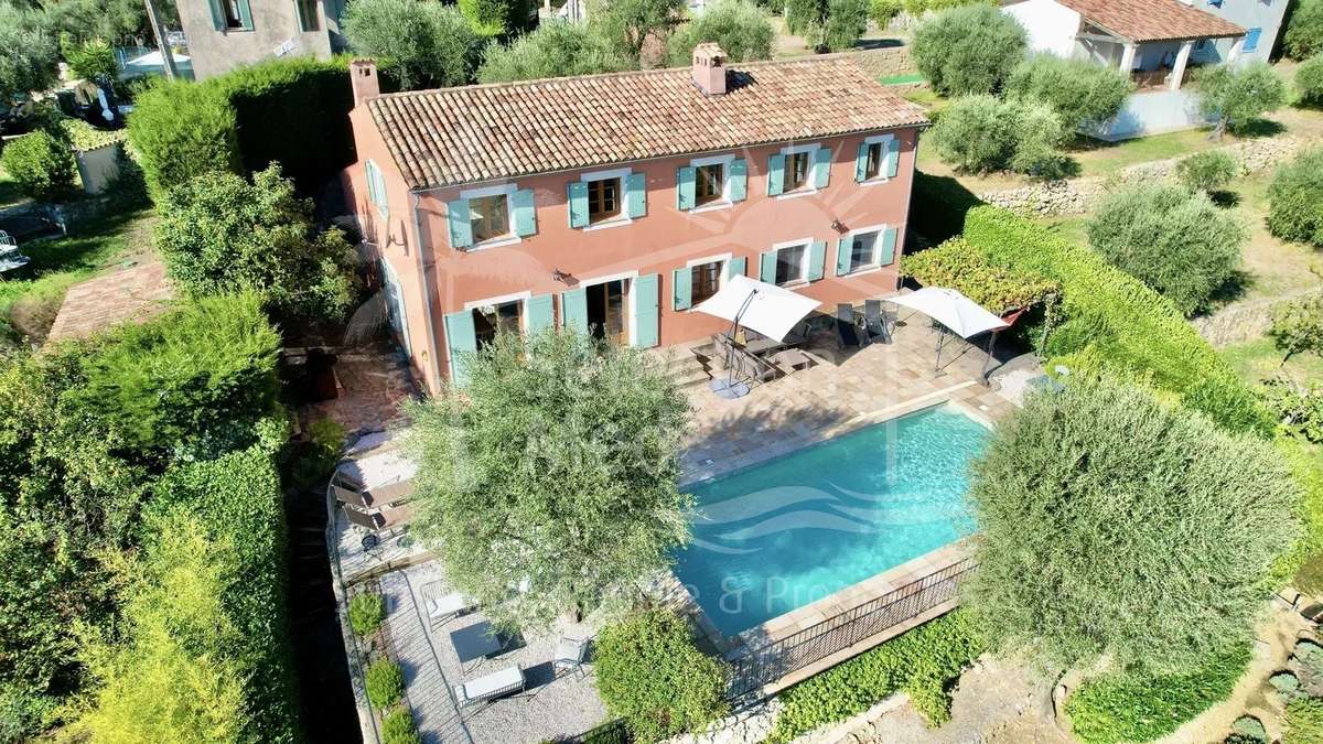 Maison à CHATEAUNEUF-GRASSE