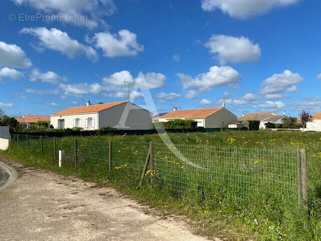 Terrain à LONGEVILLE-SUR-MER