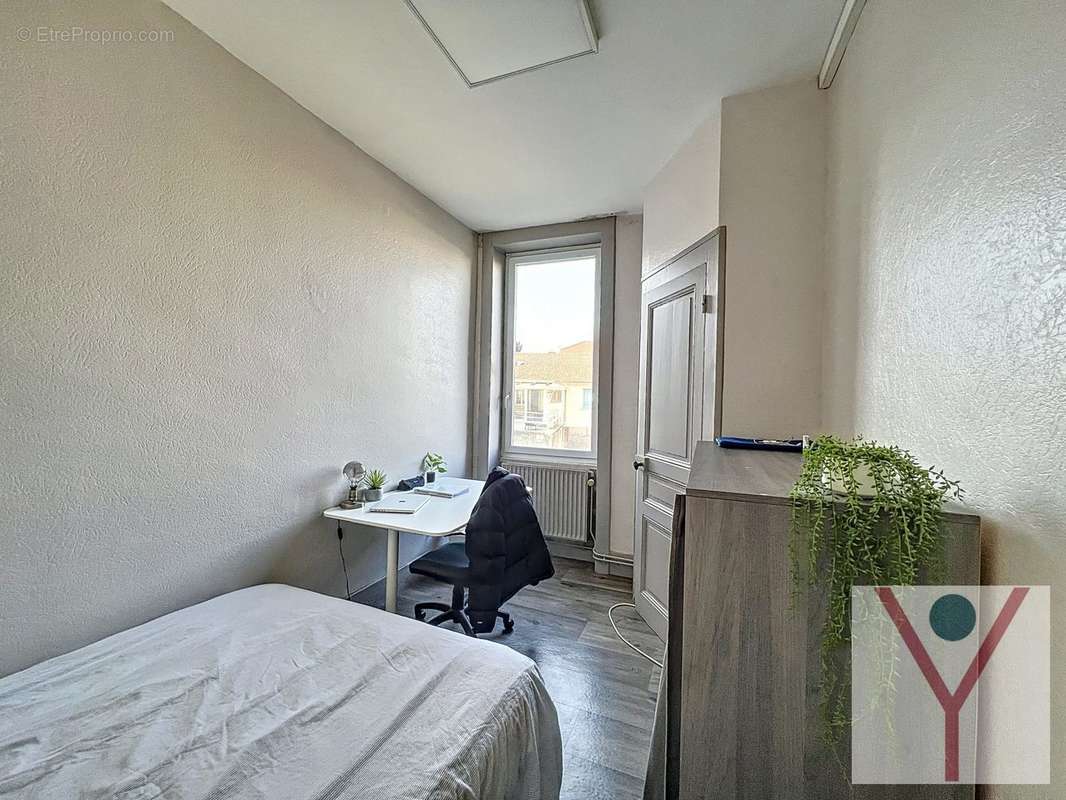 Chambre 2 vue côté jardin  - Appartement à BOURG-EN-BRESSE