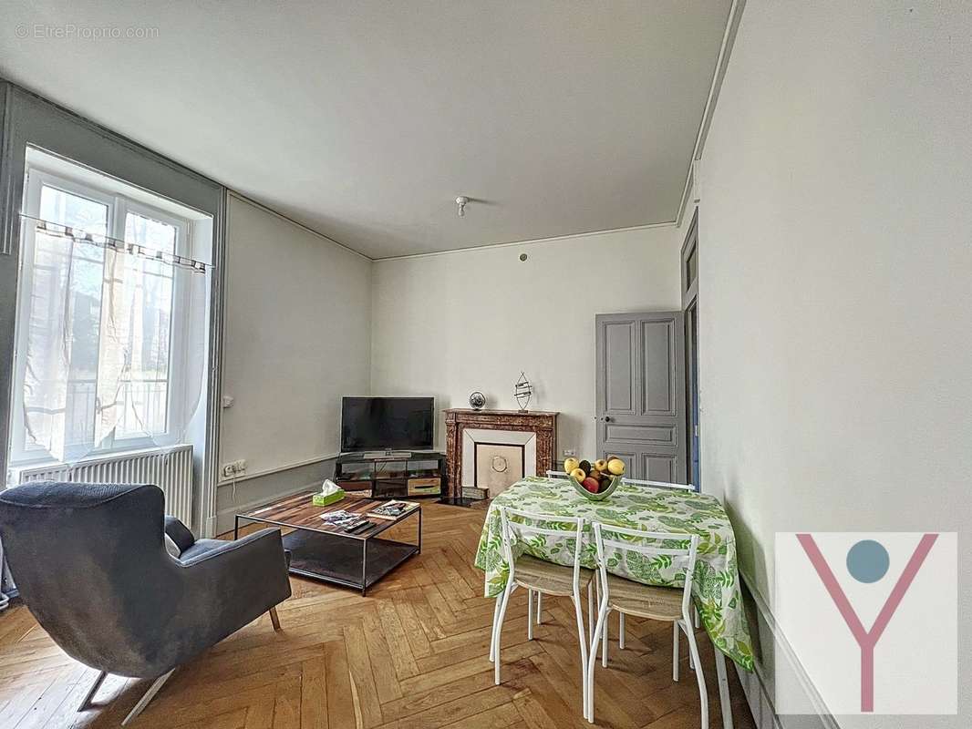 Salon-séjour - Appartement à BOURG-EN-BRESSE