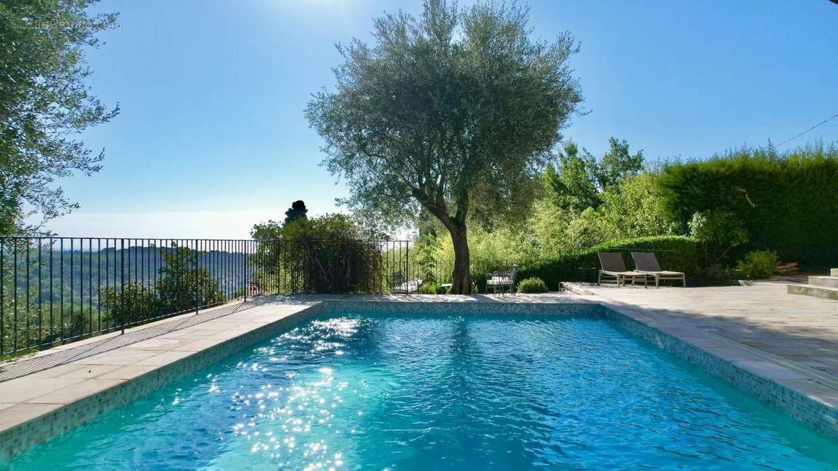 Maison à CHATEAUNEUF-GRASSE