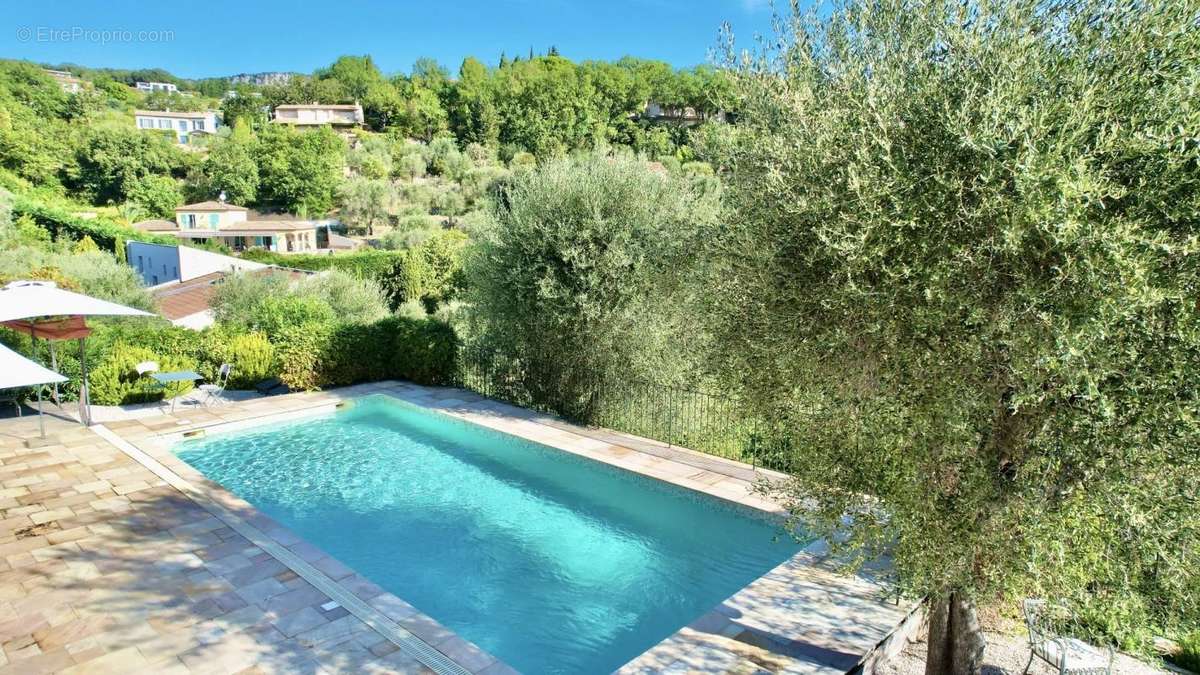 Maison à CHATEAUNEUF-GRASSE