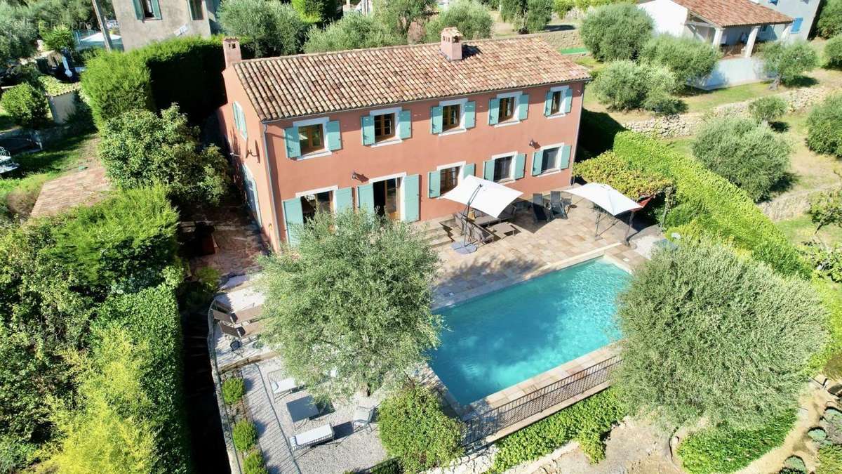 Maison à CHATEAUNEUF-GRASSE