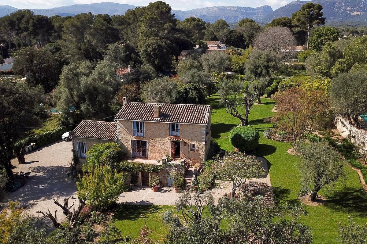 Maison à ROQUEFORT-LES-PINS