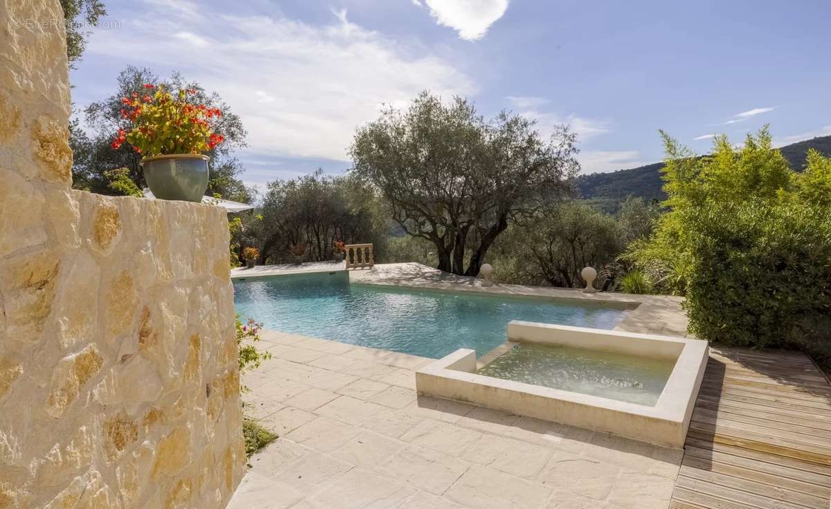 Maison à TOURRETTES-SUR-LOUP