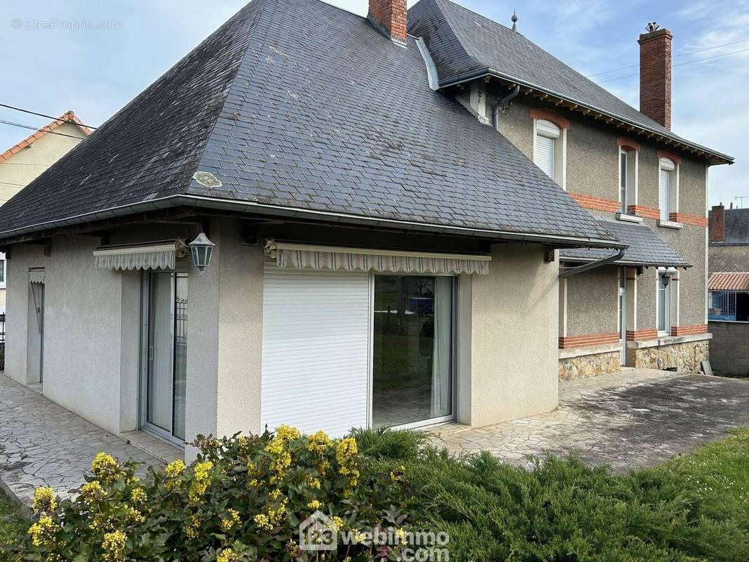 Devant les pièces de vie, une vaste terrasse borde les faces Sud et Ouest, - Maison à CHATELLERAULT