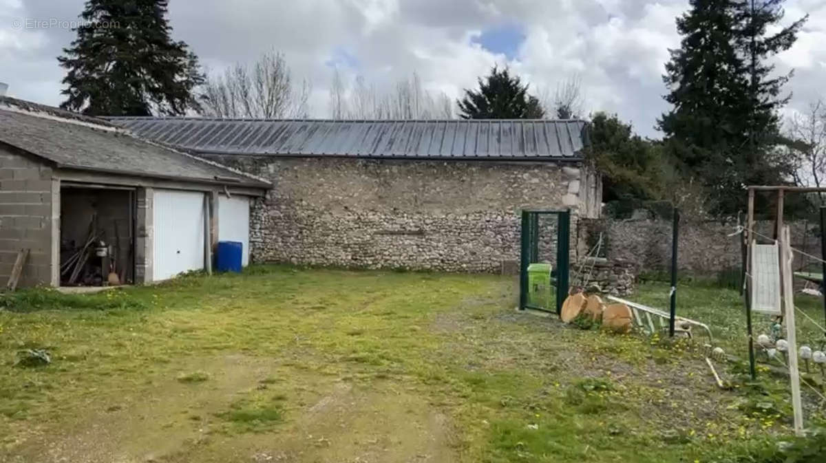 Maison à CHANNAY-SUR-LATHAN