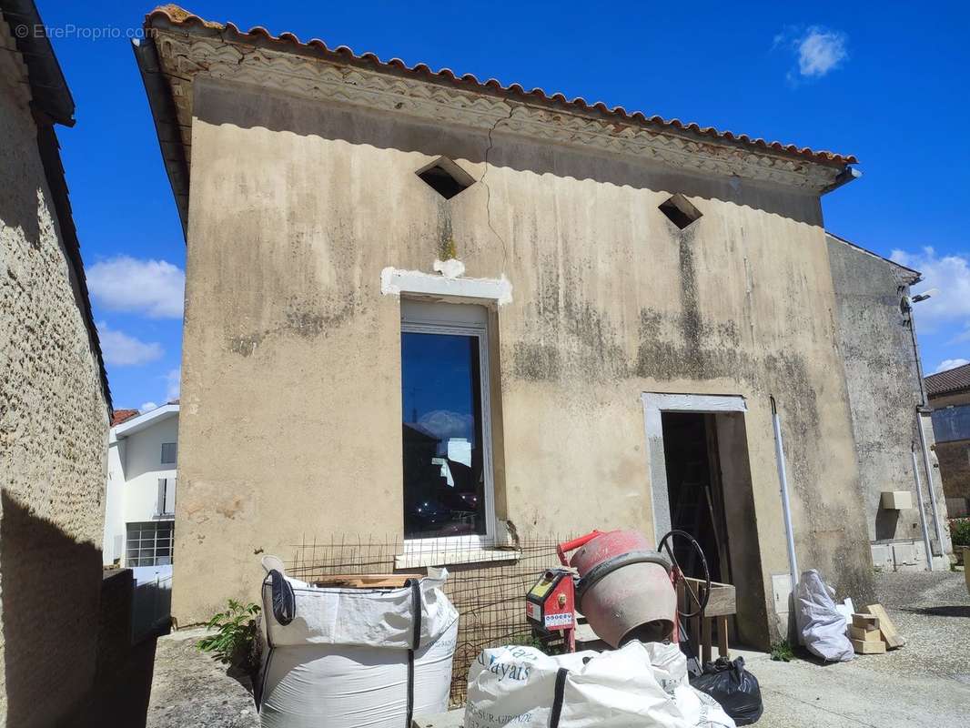 Maison à SAINT-BONNET-SUR-GIRONDE