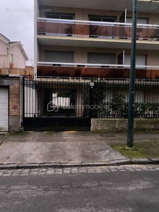 Parking à SAINT-MAUR-DES-FOSSES