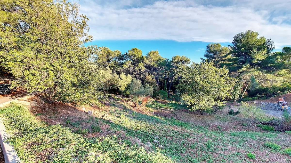 Terrain à MOUGINS