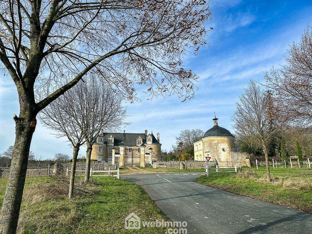 ... manoir du 16ème siècle. - Terrain à MAZE