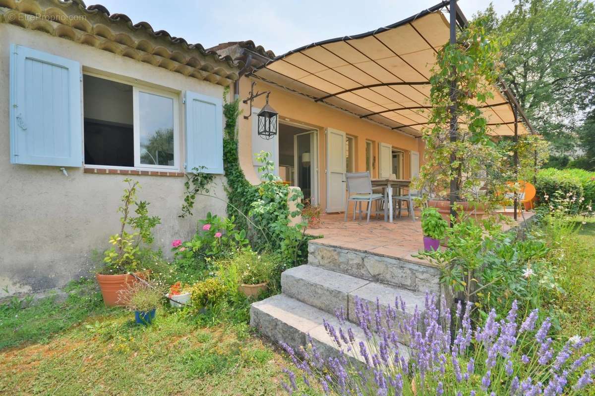 Maison à CHATEAUNEUF-GRASSE