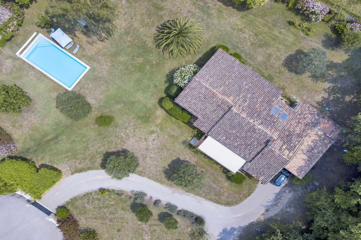 Maison à CHATEAUNEUF-GRASSE