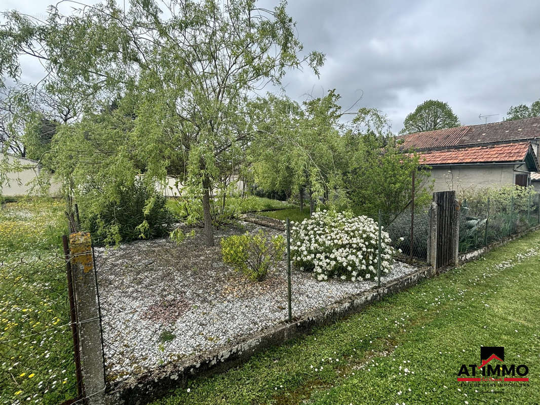 Terrain à MOUTHIERS-SUR-BOEME