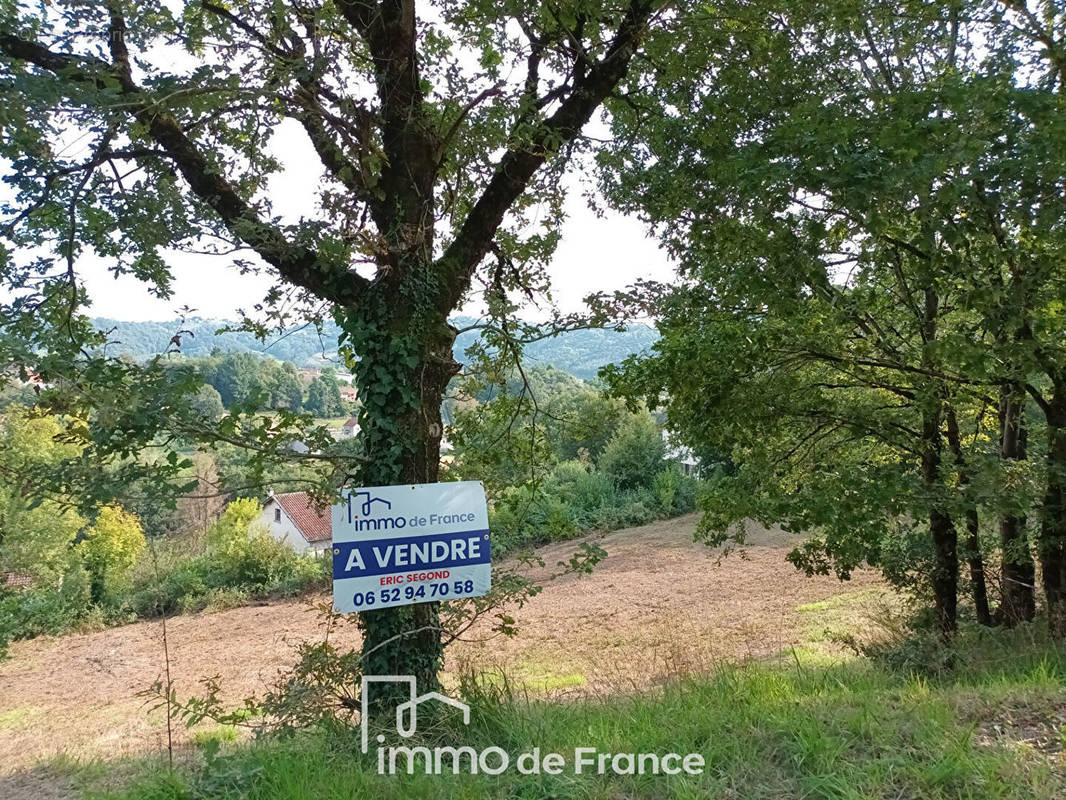 Terrain à LIVINHAC-LE-HAUT