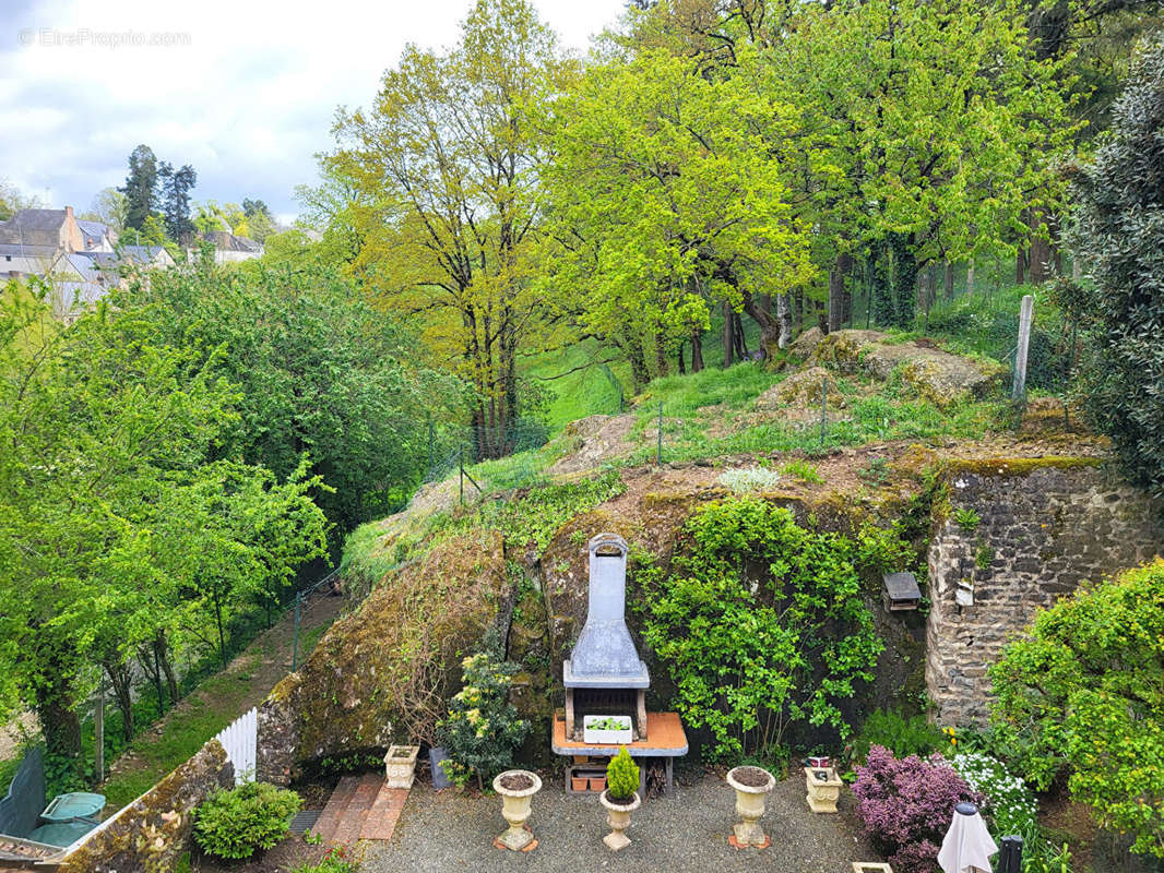 Maison à MONTSURS