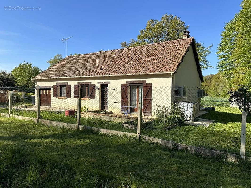 Maison à LA CHAPELLE-DU-BOIS-DES-FAULX