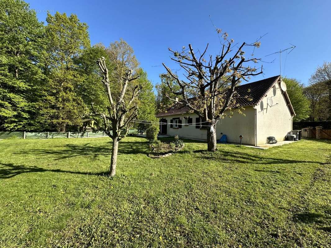 Maison à LA CHAPELLE-DU-BOIS-DES-FAULX