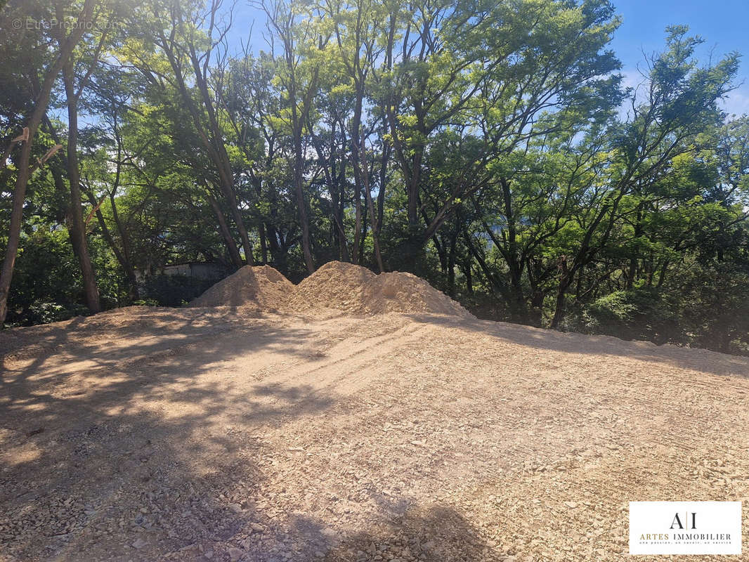 Terrain à LES TOURRETTES