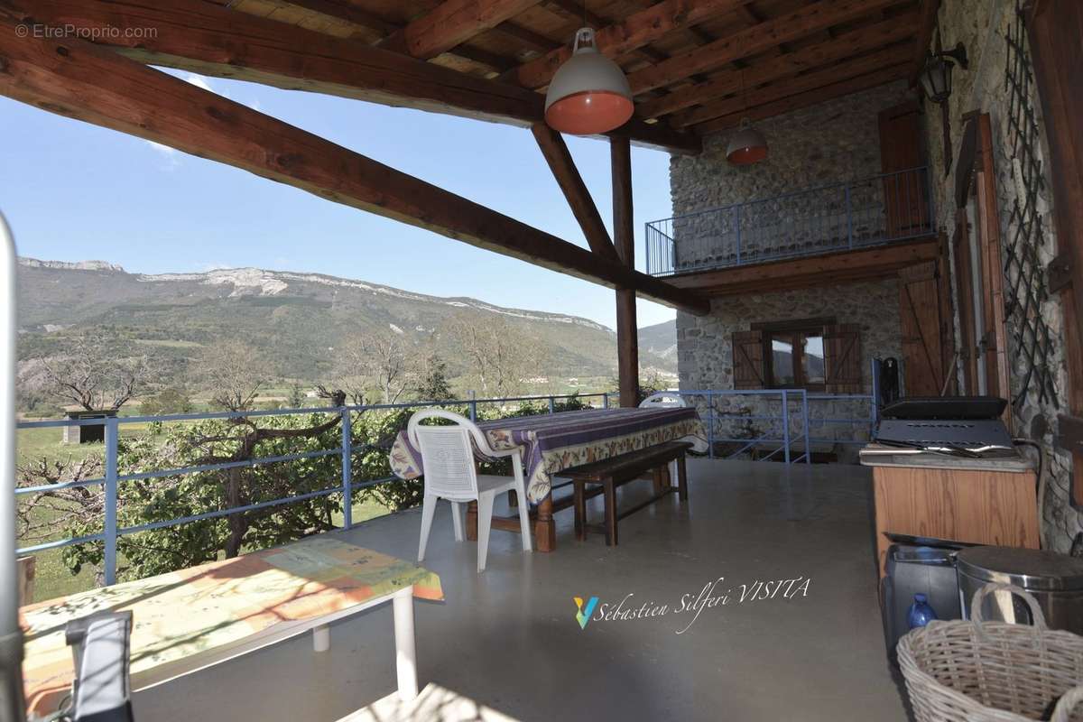 Terrasse couverte accès cuisine et salle à manger - Maison à SERRES