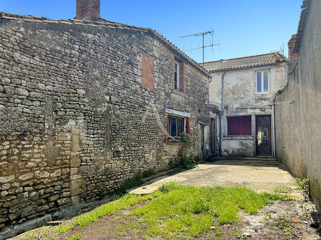 Maison à LE GUE-DE-VELLUIRE