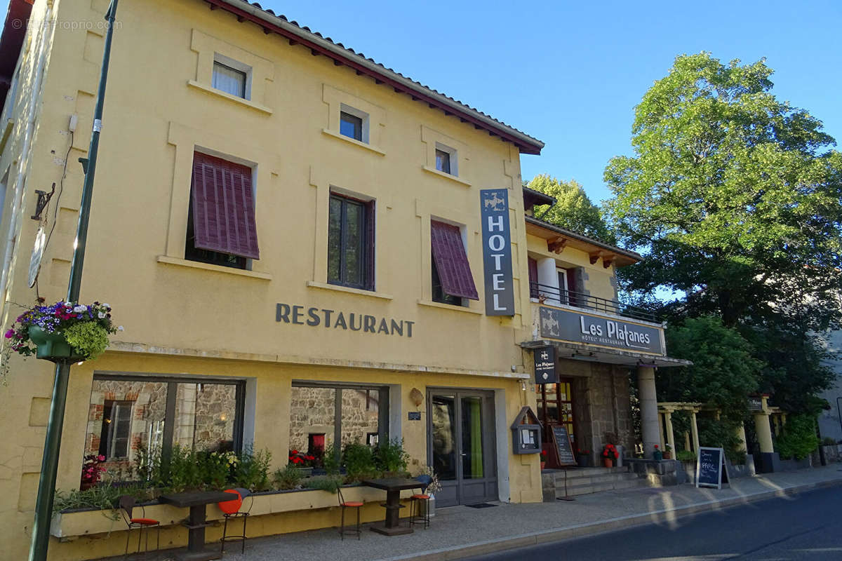 Commerce à MONTFAUCON-EN-VELAY