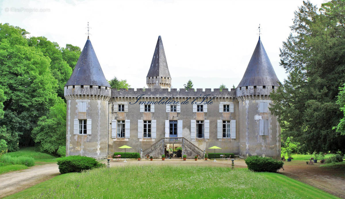 Maison à CHAMPAGNAC-DE-BELAIR