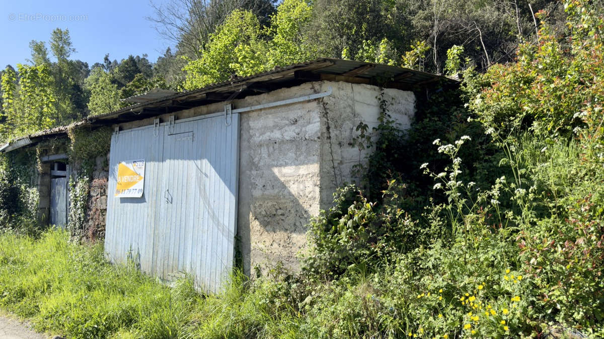 Terrain à LES OLLIERES-SUR-EYRIEUX