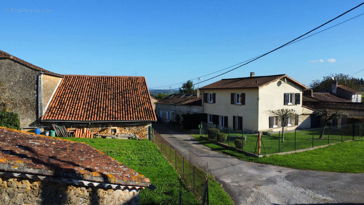 Maison à MONTBRON