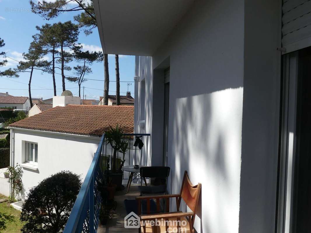 Balcon SUD avec une vue sur le jardin. - Appartement à JARD-SUR-MER