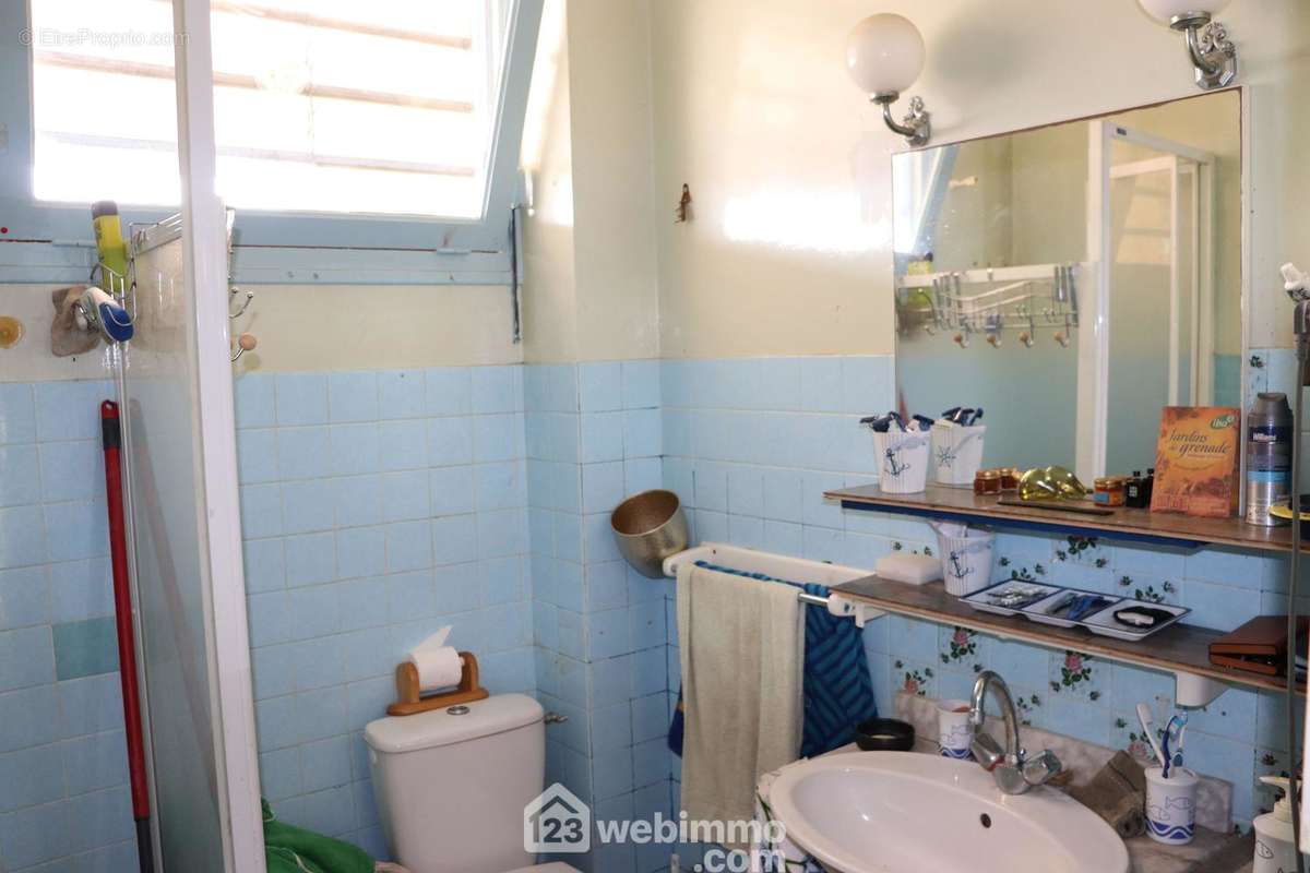 Salle de douche avec WC. - Appartement à JARD-SUR-MER