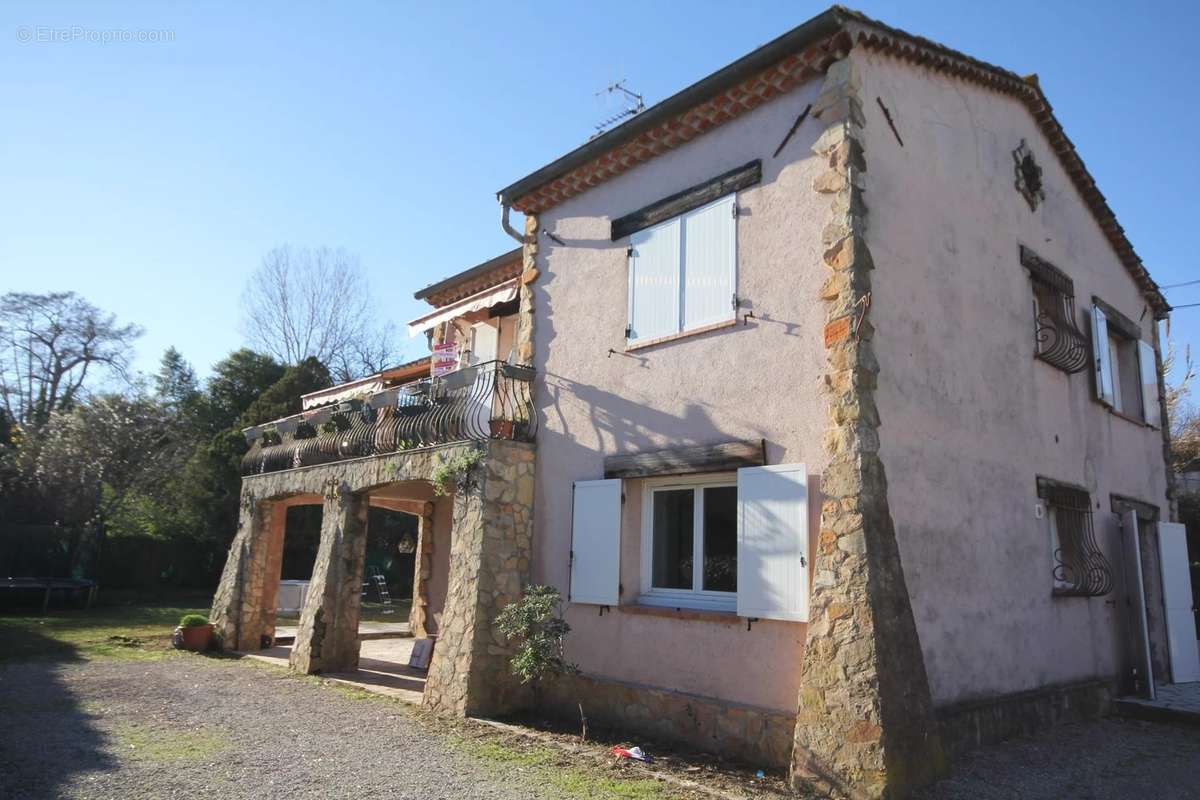 Maison à LA ROQUETTE-SUR-SIAGNE