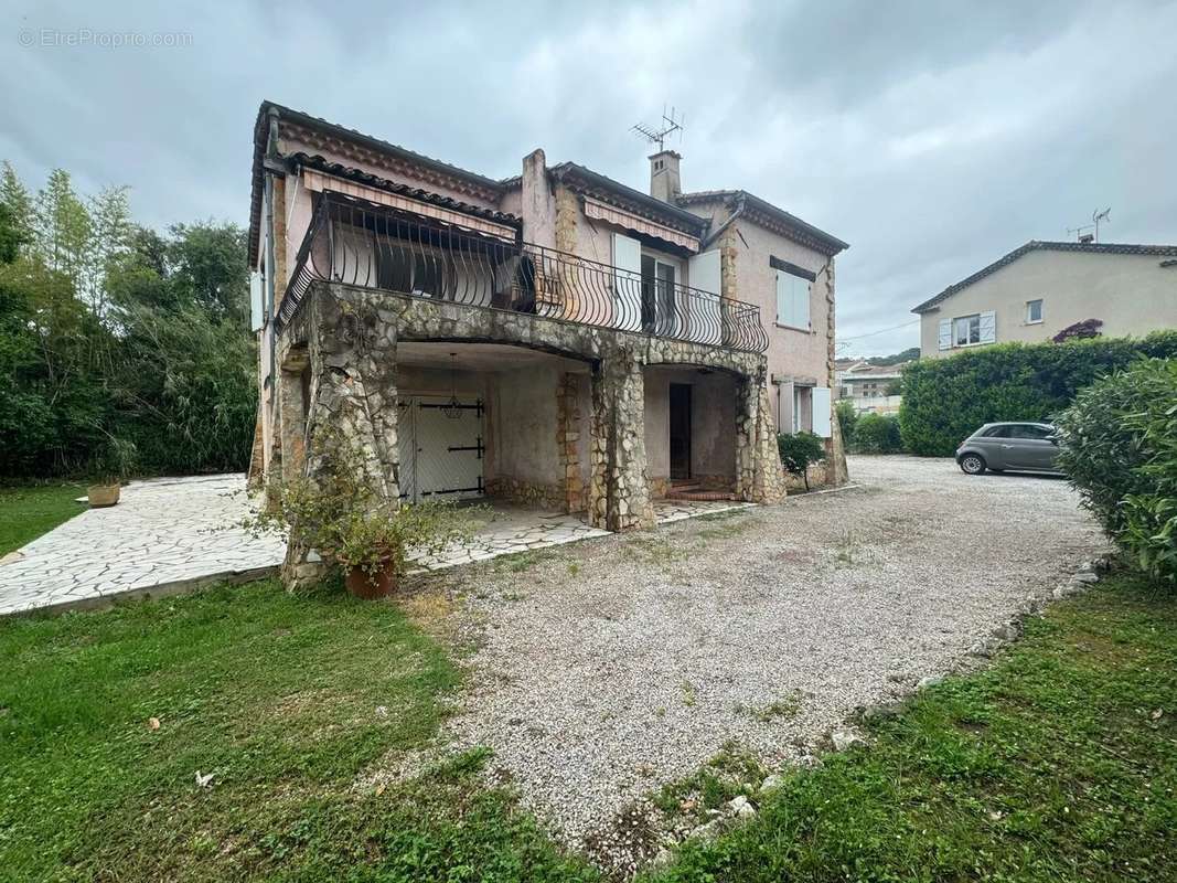 Maison à LA ROQUETTE-SUR-SIAGNE