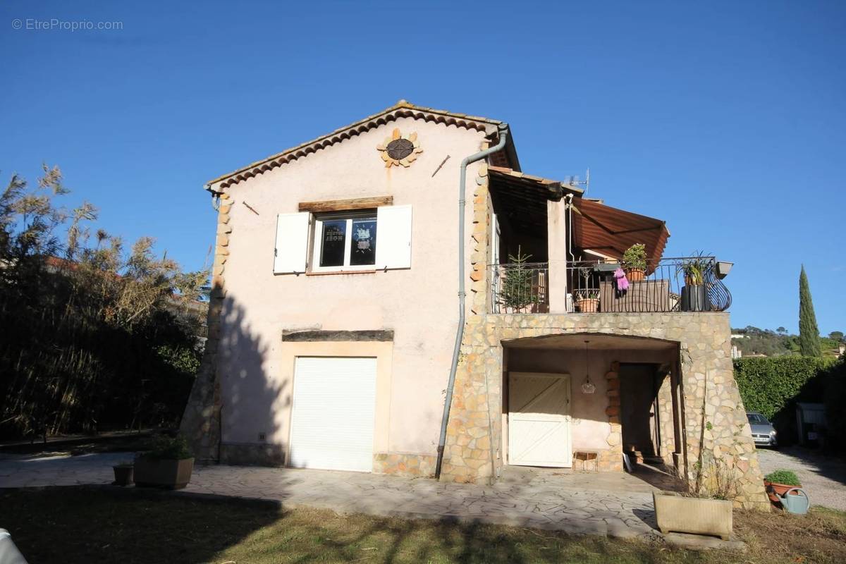 Maison à LA ROQUETTE-SUR-SIAGNE