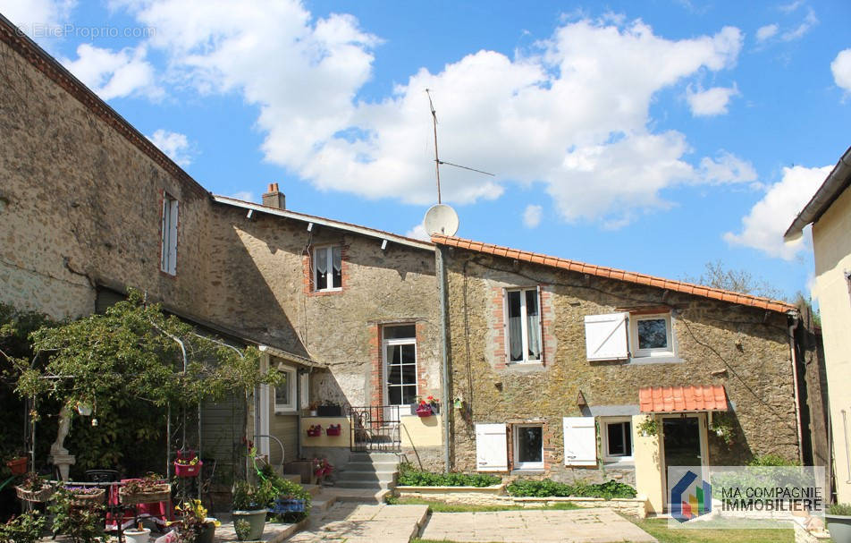 Maison à SAINT-VINCENT-STERLANGES