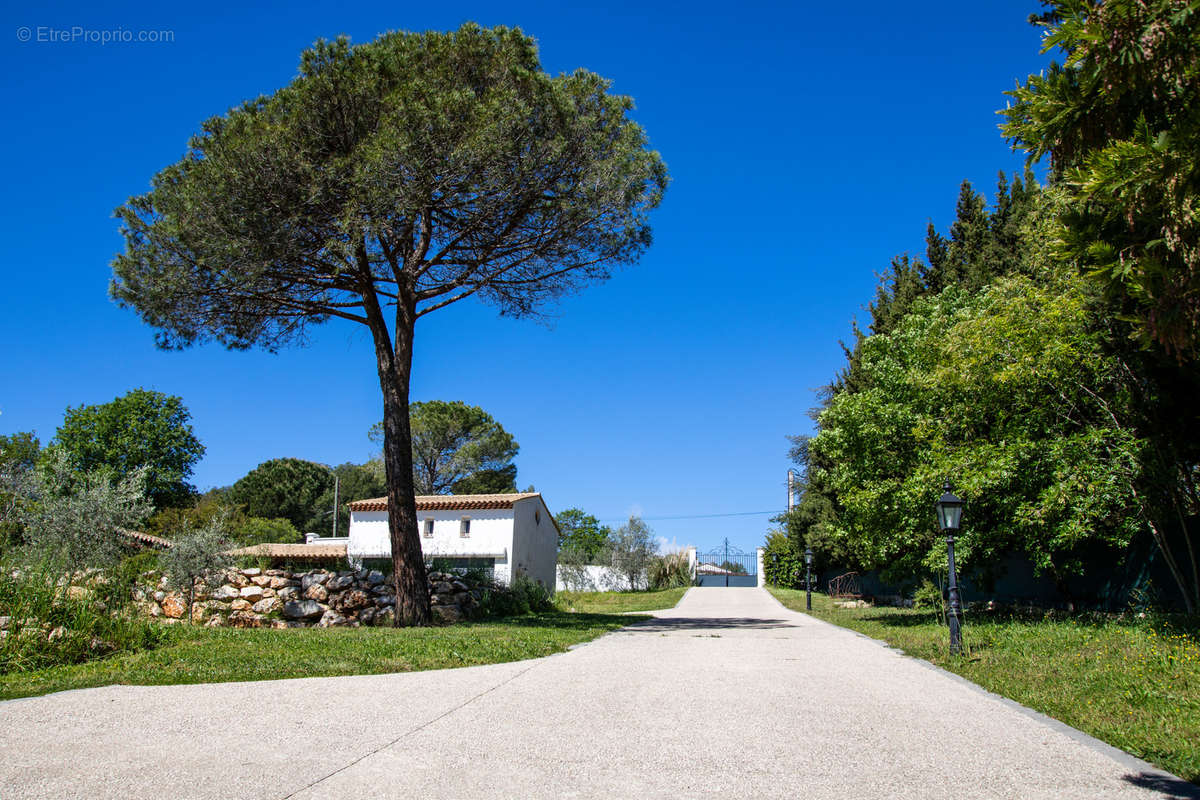 Maison à CHATEAUNEUF-GRASSE