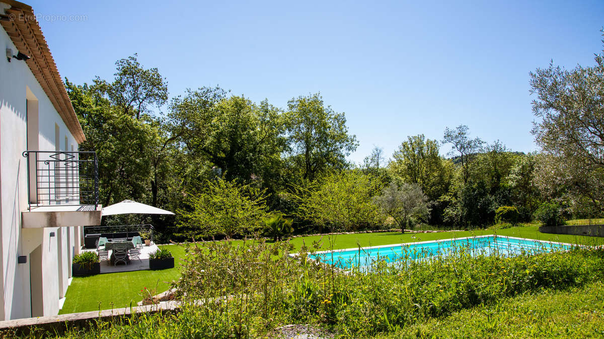 Maison à CHATEAUNEUF-GRASSE