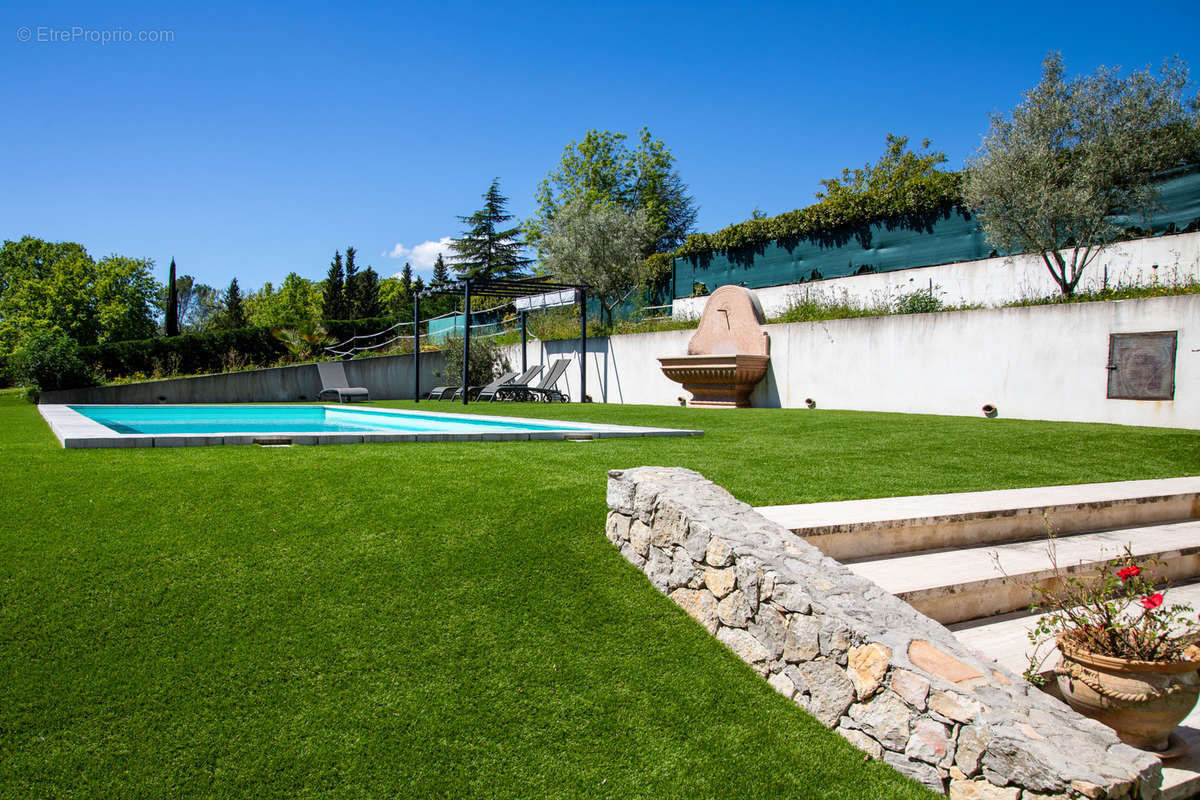 Maison à CHATEAUNEUF-GRASSE