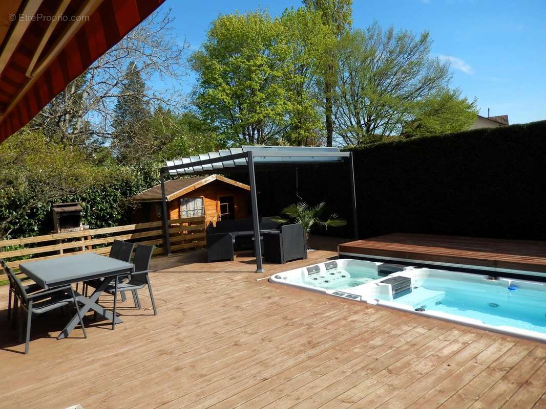 Maison a vendre a Fillinges terrasse jacuzzi spa de nage pergola bioclimatique - Maison à FILLINGES